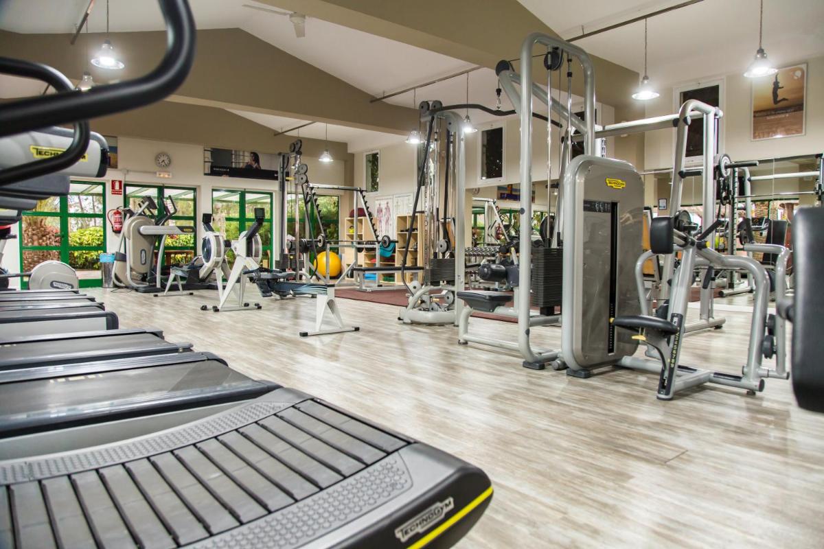 un gimnasio con filas de cintas de correr y máquinas en ROBINSON ESQUINZO PLAYA - All Inclusive, en Morro del Jable