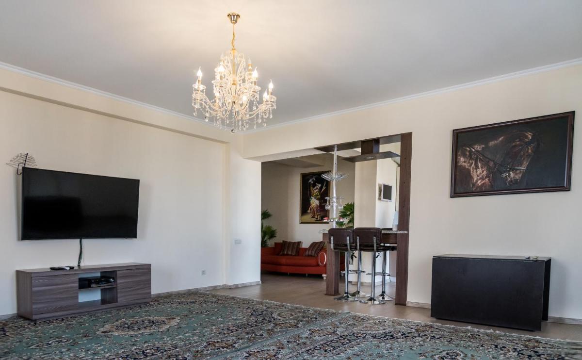 Spacious and cozy apartment in Bishkek center - Housity