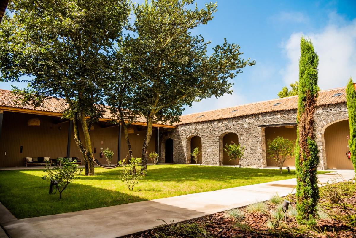 Um jardim no exterior de SENSI Azores Nature and SPA