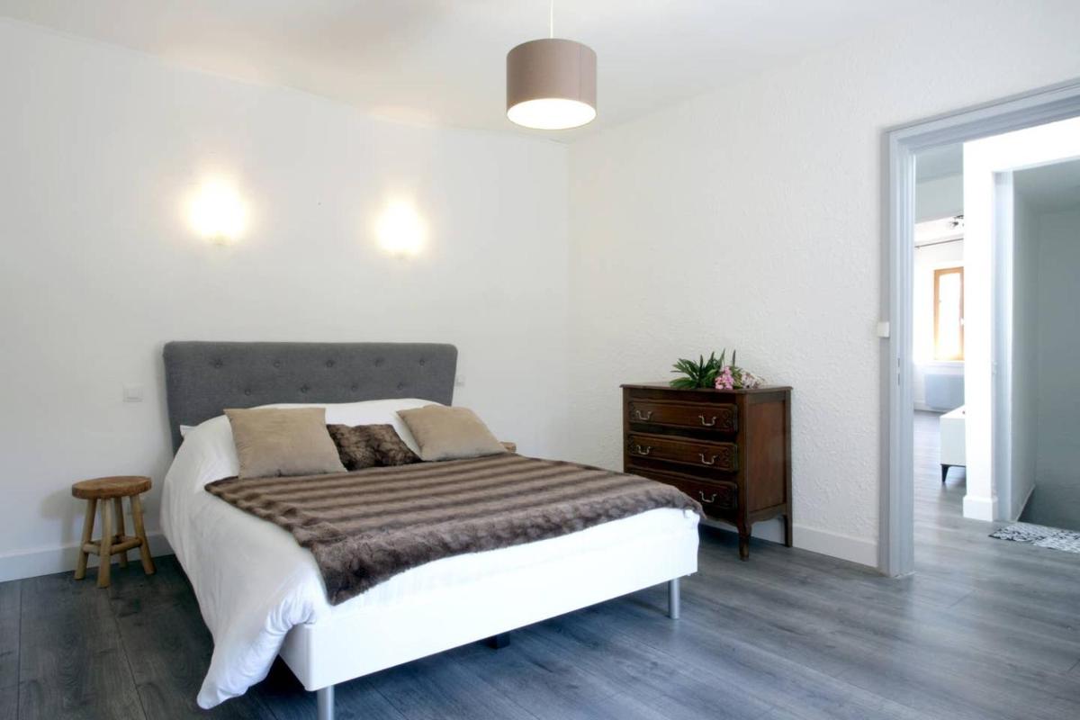 L'Or Vert, CASTLE VIEW, PRIVATE parking, Air conditioner, Netflix, 160m from medieval town - Housity