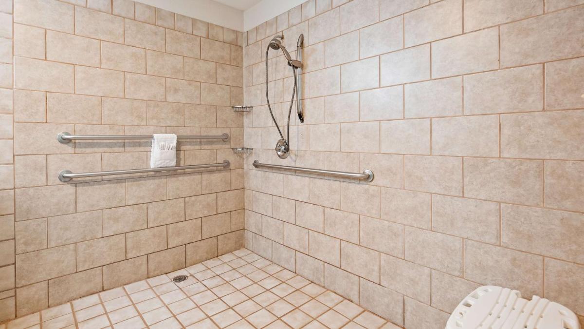 Best Western Plus Kansas City Airport - KCI East - Housity