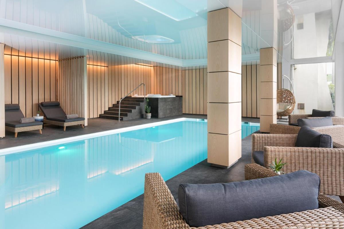 Piscine de l'établissement 7Hotel&Spa ou située à proximité