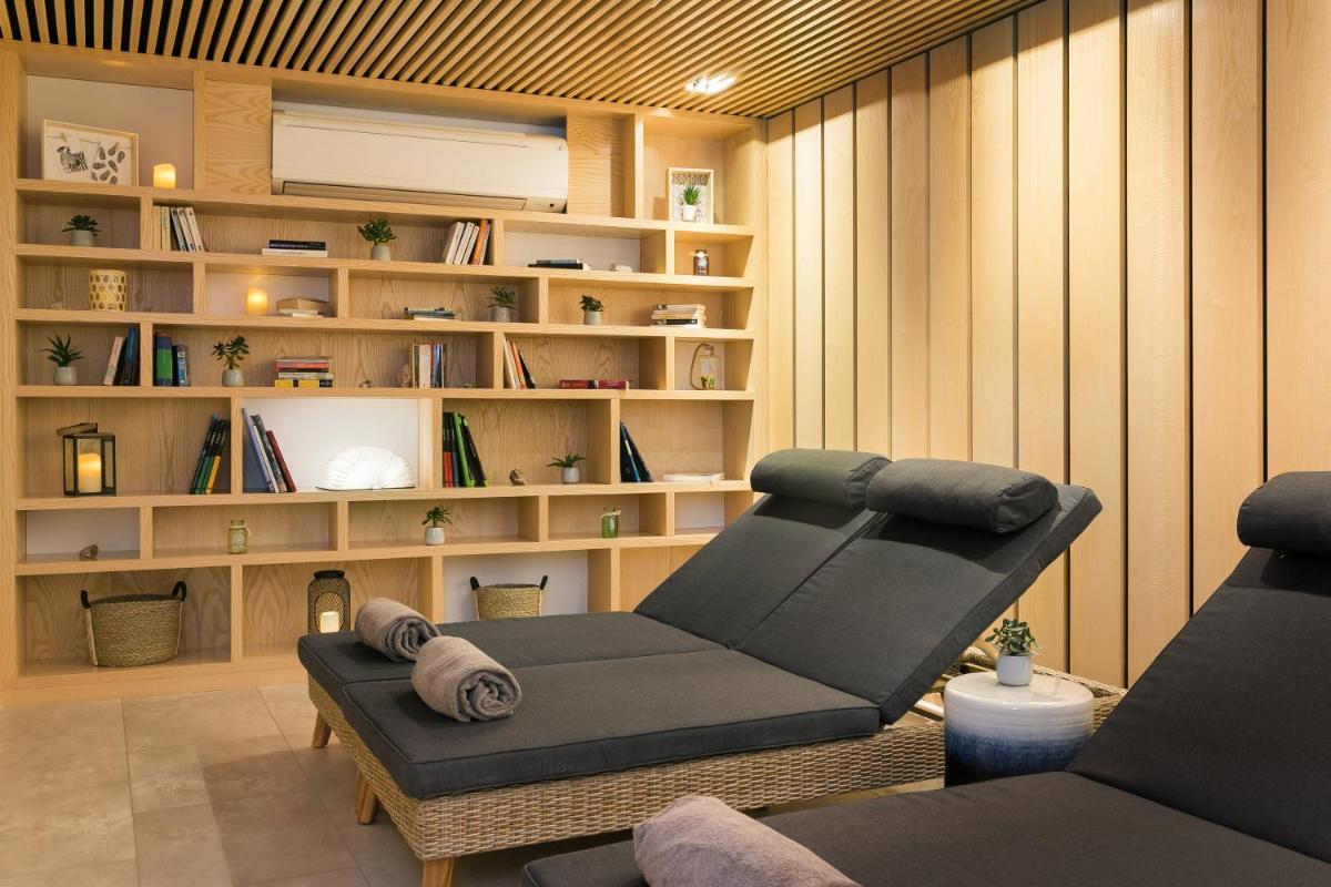 un salon avec un canapé et une étagère dans l'établissement 7Hotel&Spa, à Illkirch-Graffenstaden