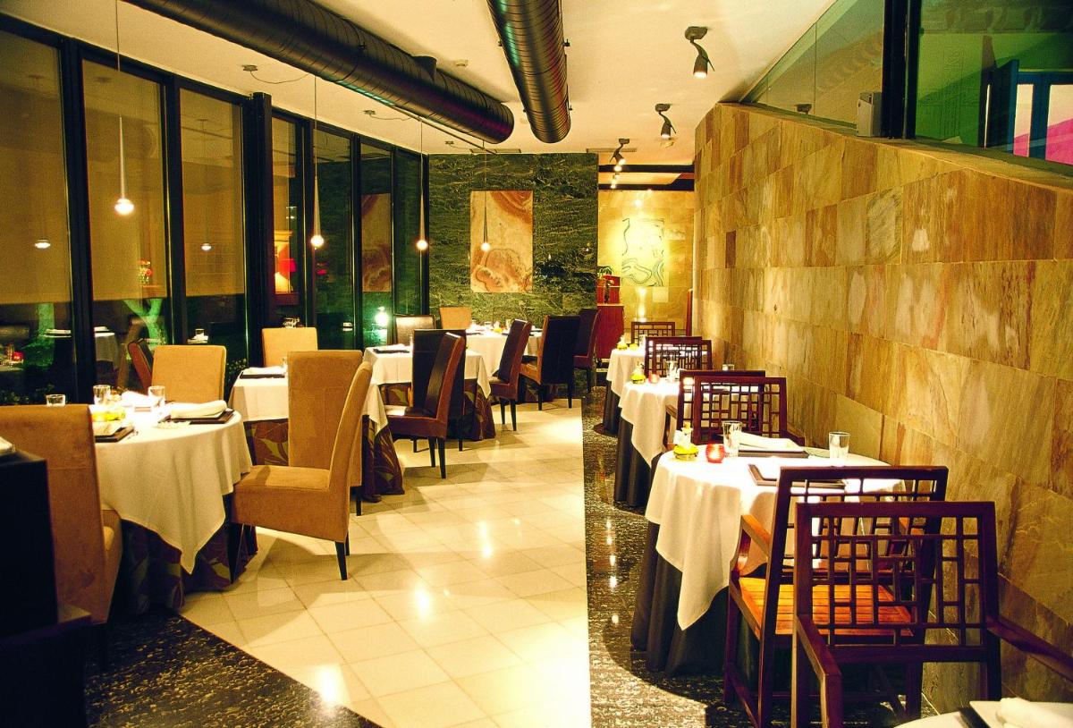 Un restaurante o sitio para comer en Hotel Boutique Mas Passamaner