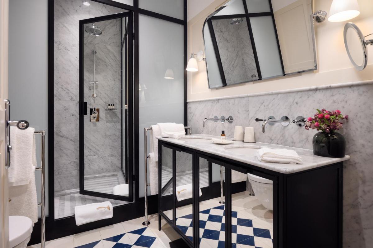 Uma casa de banho em Bairro Alto Hotel