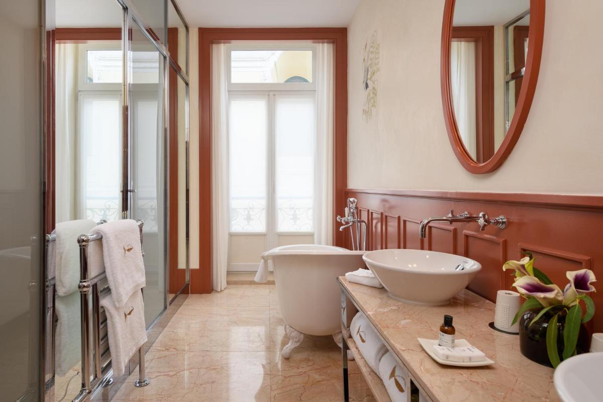 Uma casa de banho em Bairro Alto Hotel