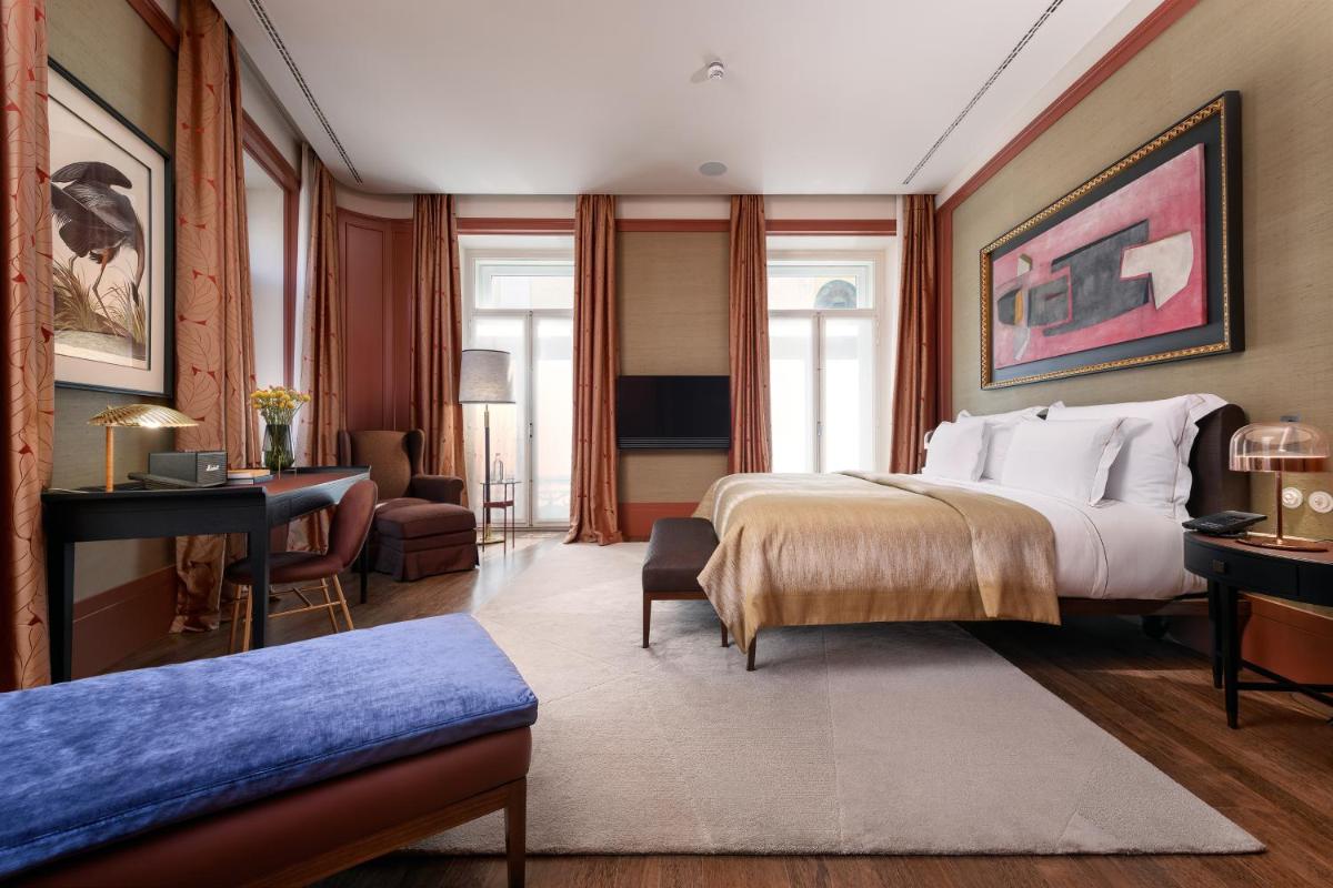 um quarto com uma cama grande e uma escrivaninha em Bairro Alto Hotel em Lisboa