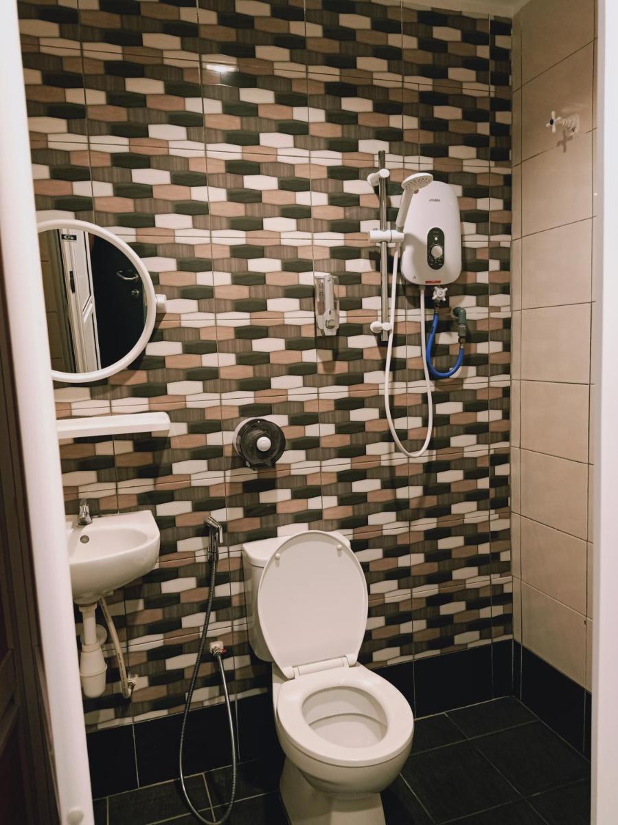 Cozy Riverside Hotel - Housity