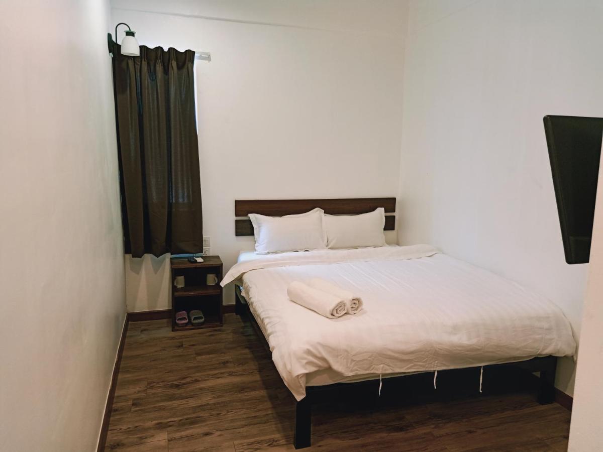 Cozy Riverside Hotel - Housity