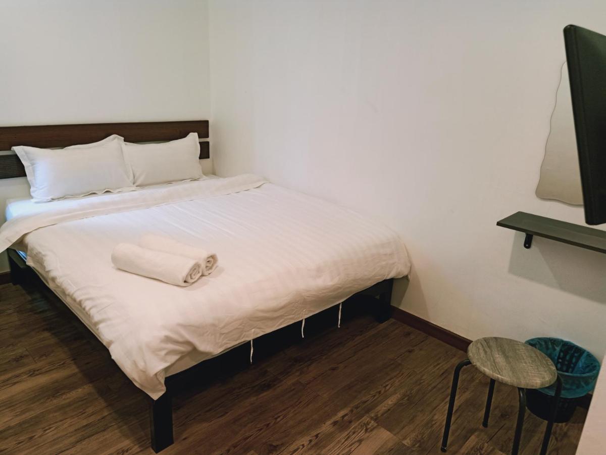 Cozy Riverside Hotel - Housity