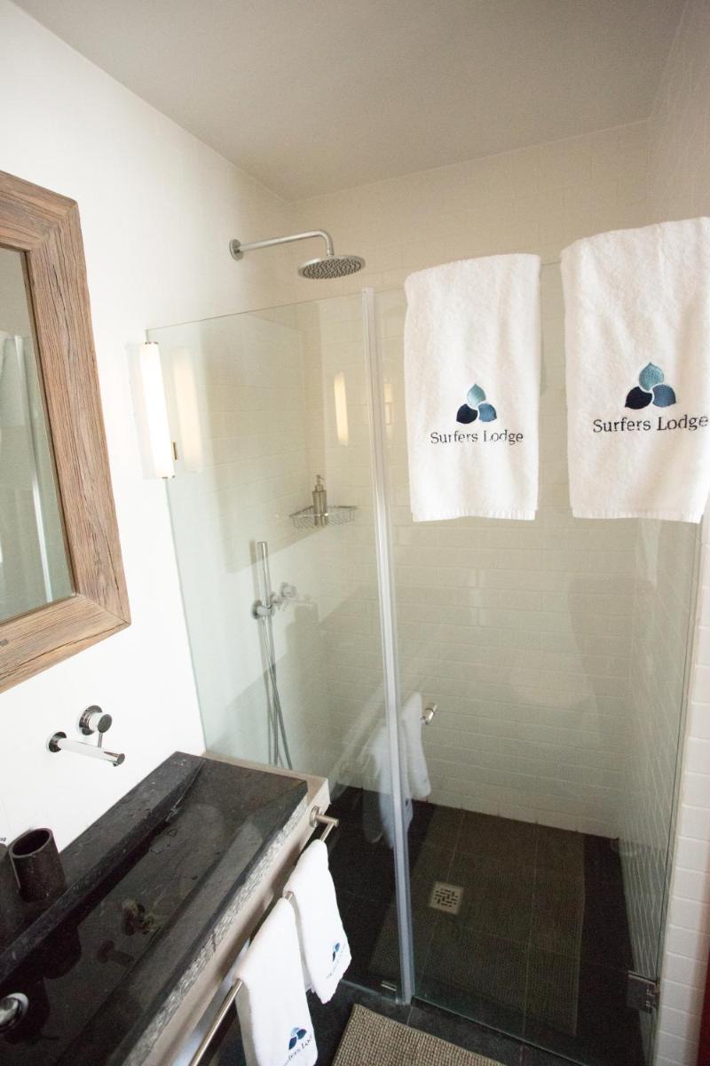 Uma casa de banho em Surfers Lodge Peniche