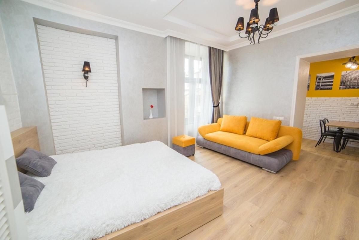 Miskevycha Square Apartment- 2 minutes to the Opera House and Market Square - Housity
