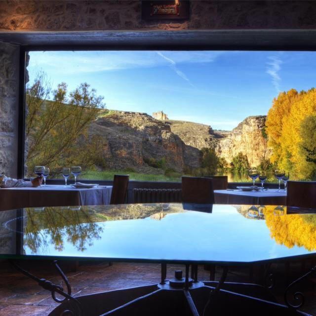 ventana grande con vistas a la montaña en Molino Grande del Duratón, en San Miguel de Bernúy