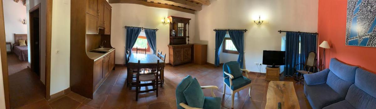 Una sala de estar con un sofá y un televisor. en Molino Grande del Duratón, en San Miguel de Bernúy