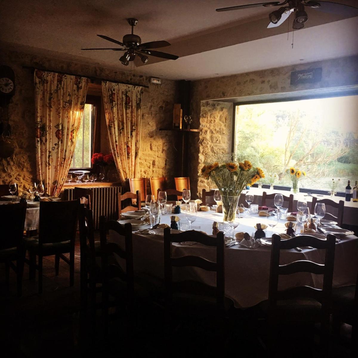 comedor con mesa con sillas y ventana grande en Molino Grande del Duratón, en San Miguel de Bernúy 30 fotos más