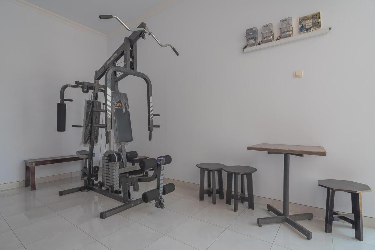 RedDoorz Plus near Alun Alun Kuningan - Housity