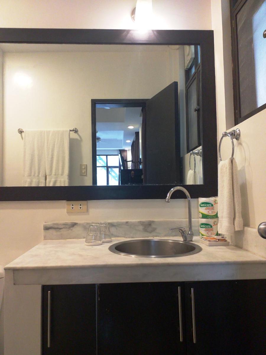 One Crescent Place Hotel - Housity
