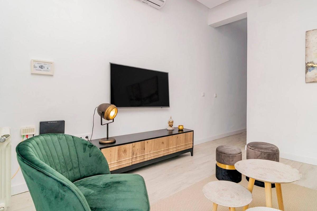 Apartment with Balconies in La Latina by Batuecas - Housity