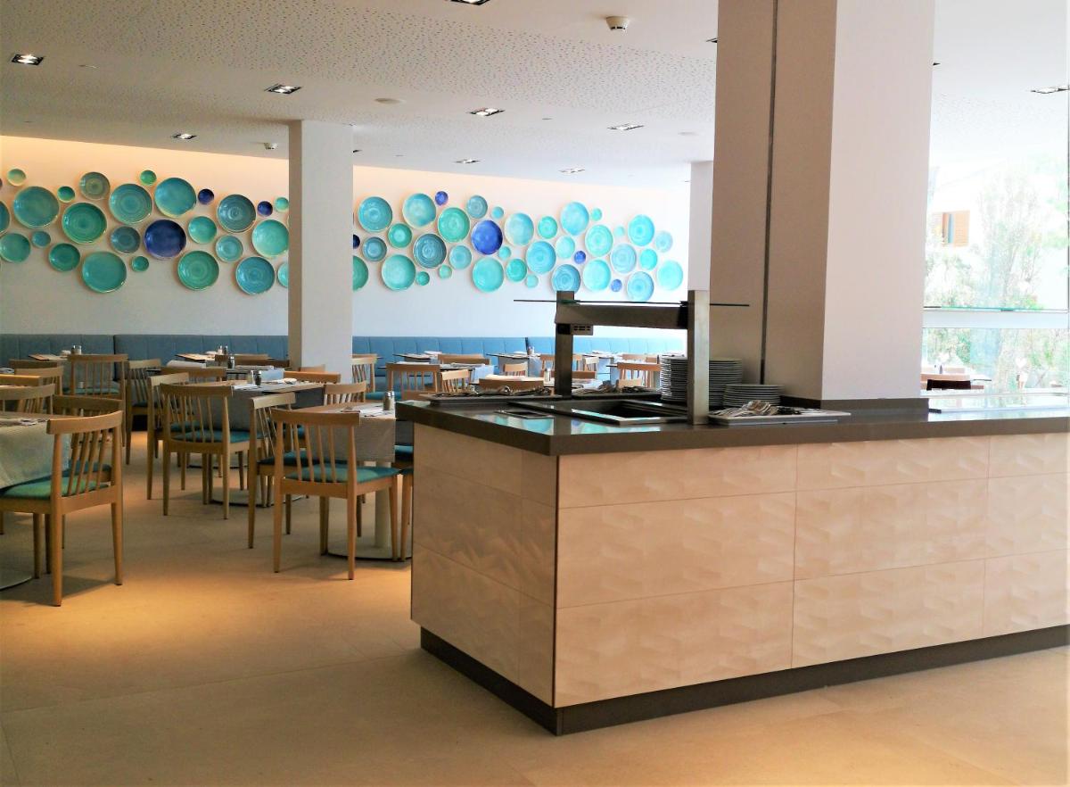 Un restaurante o sitio para comer en Diamant Hotel & Aparthotel