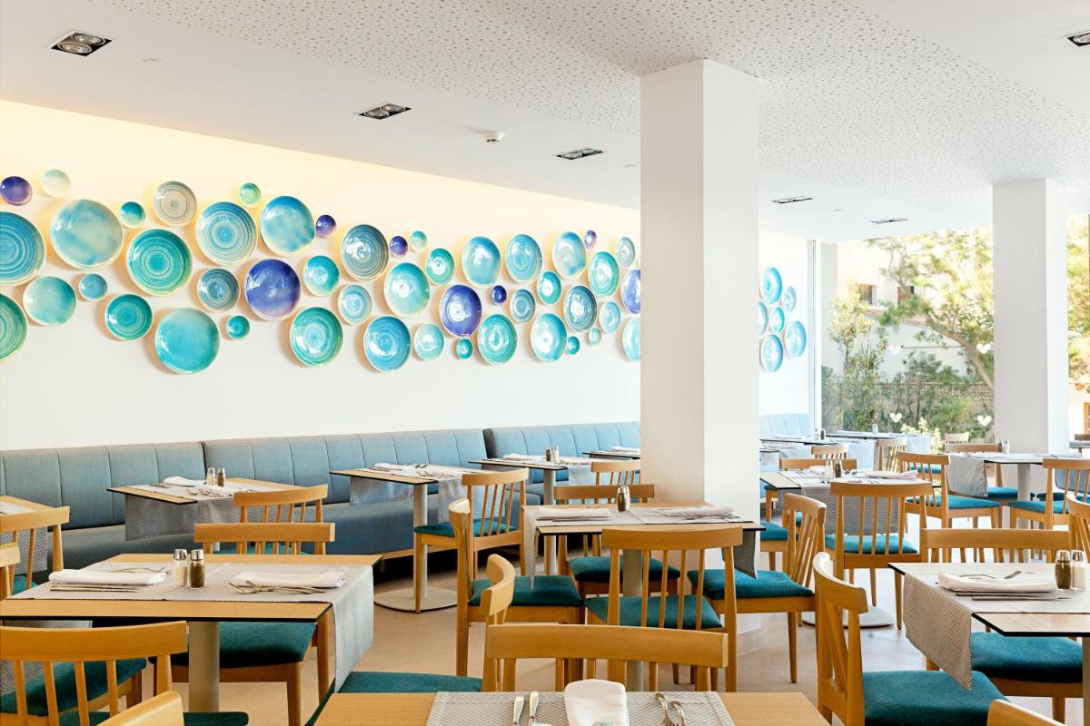 Un restaurante o sitio para comer en Diamant Hotel & Aparthotel