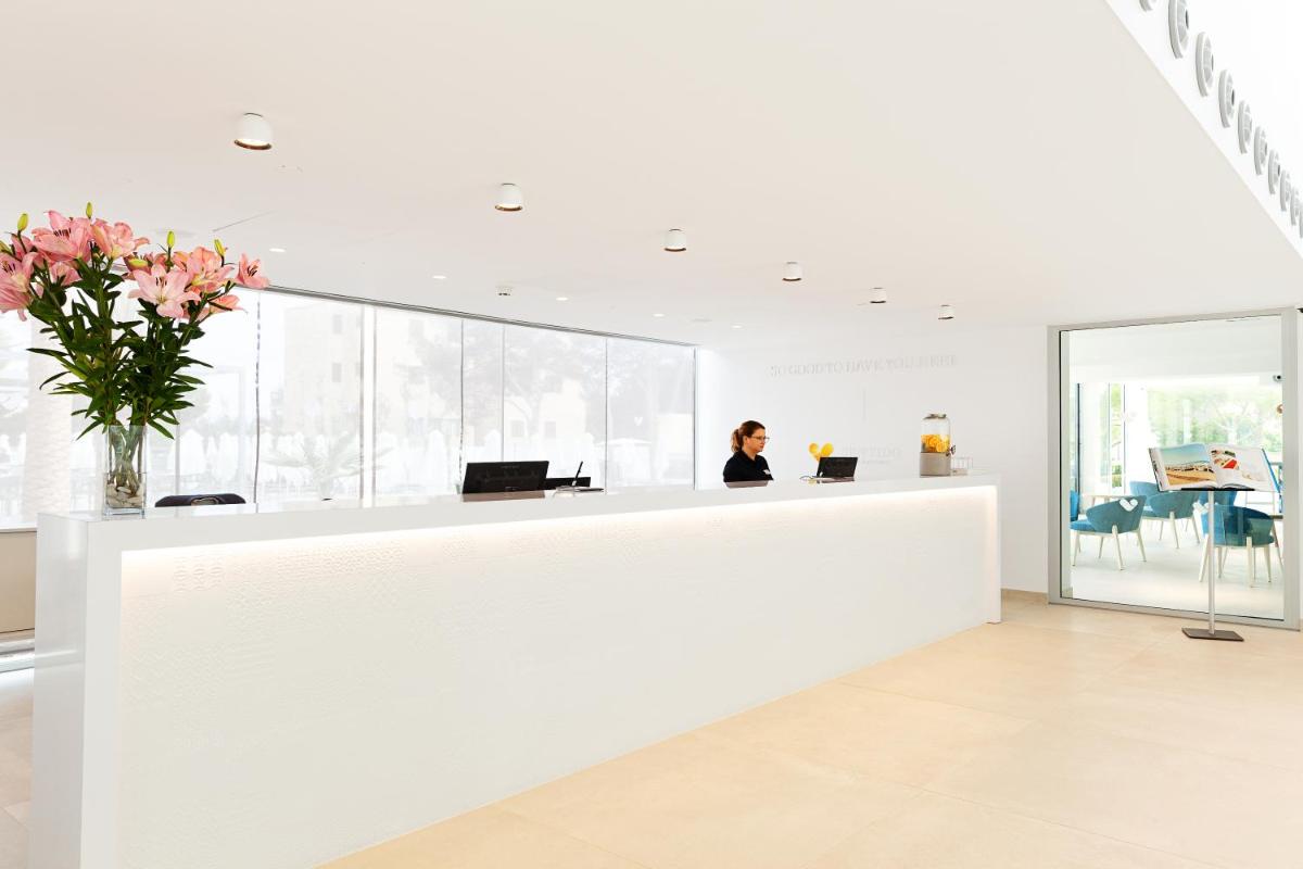 El vestíbulo o zona de recepción de Diamant Hotel & Aparthotel