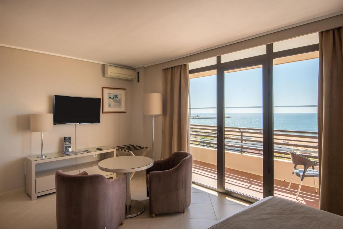 um quarto de hotel com vista para o oceano em Vila Gale Ampalius em Vilamoura