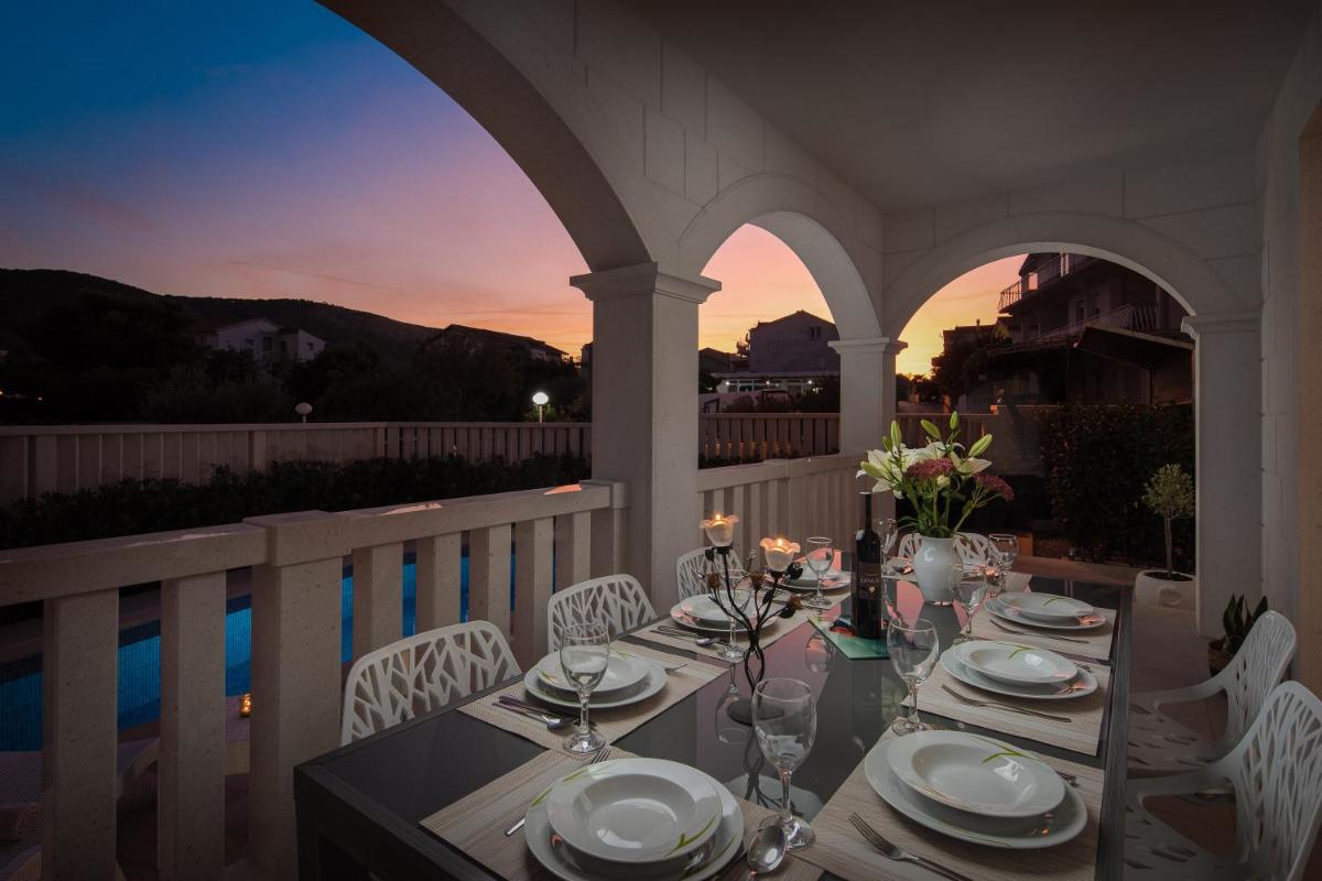 Villa Authentica with Heated Pool - Housity