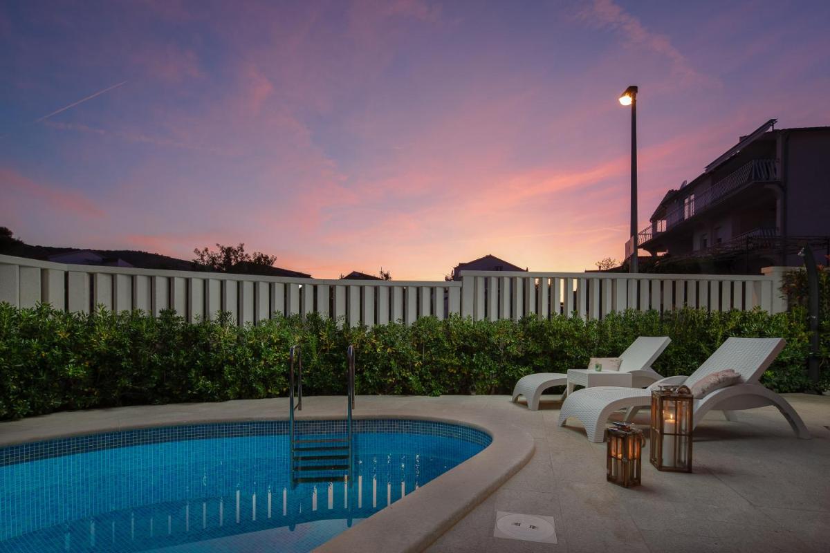 Villa Authentica with Heated Pool - Housity