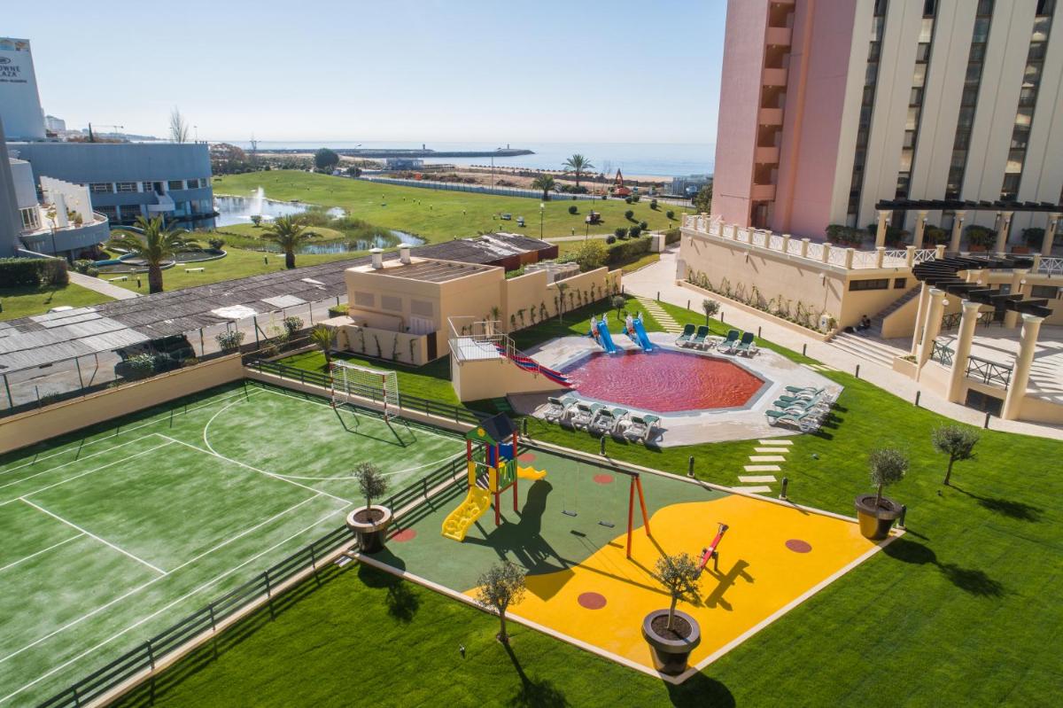 A área de jogos para crianças em Vila Gale Ampalius