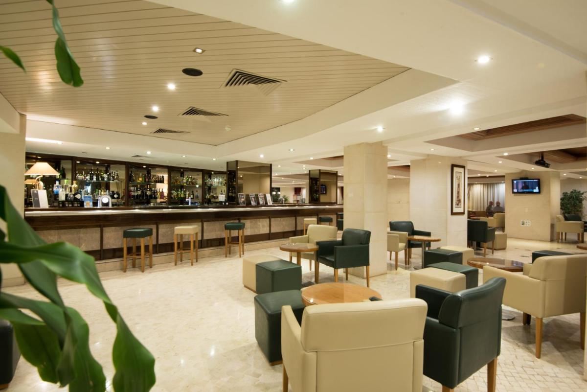 Um restaurante ou outro lugar para comer em Vila Gale Ampalius
