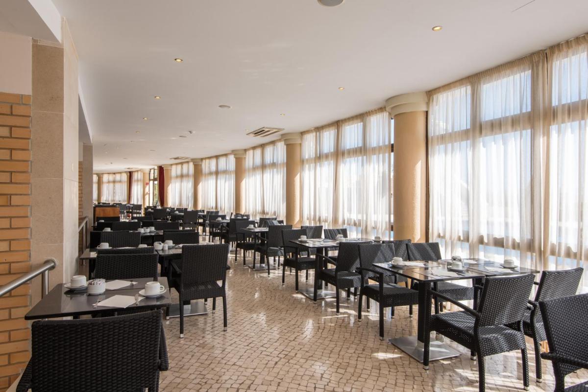Um restaurante ou outro lugar para comer em Vila Gale Ampalius
