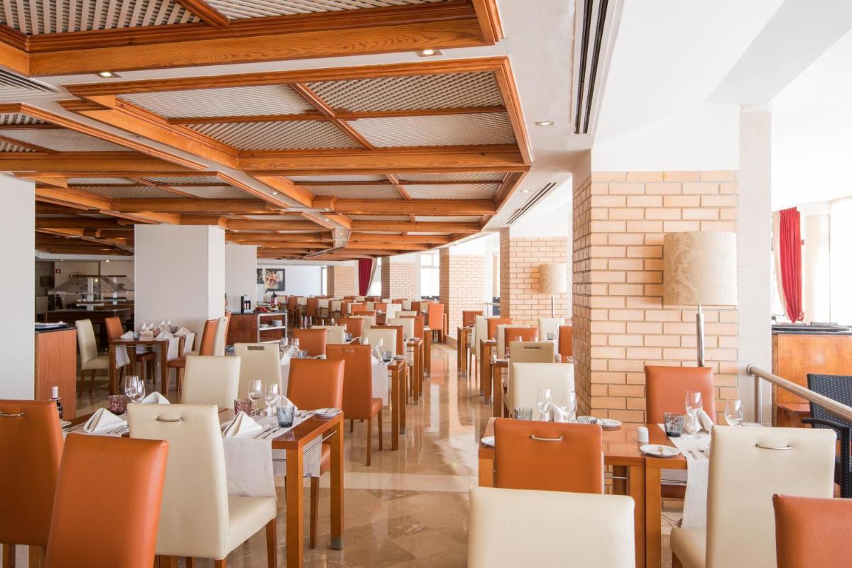 Um restaurante ou outro lugar para comer em Vila Gale Ampalius