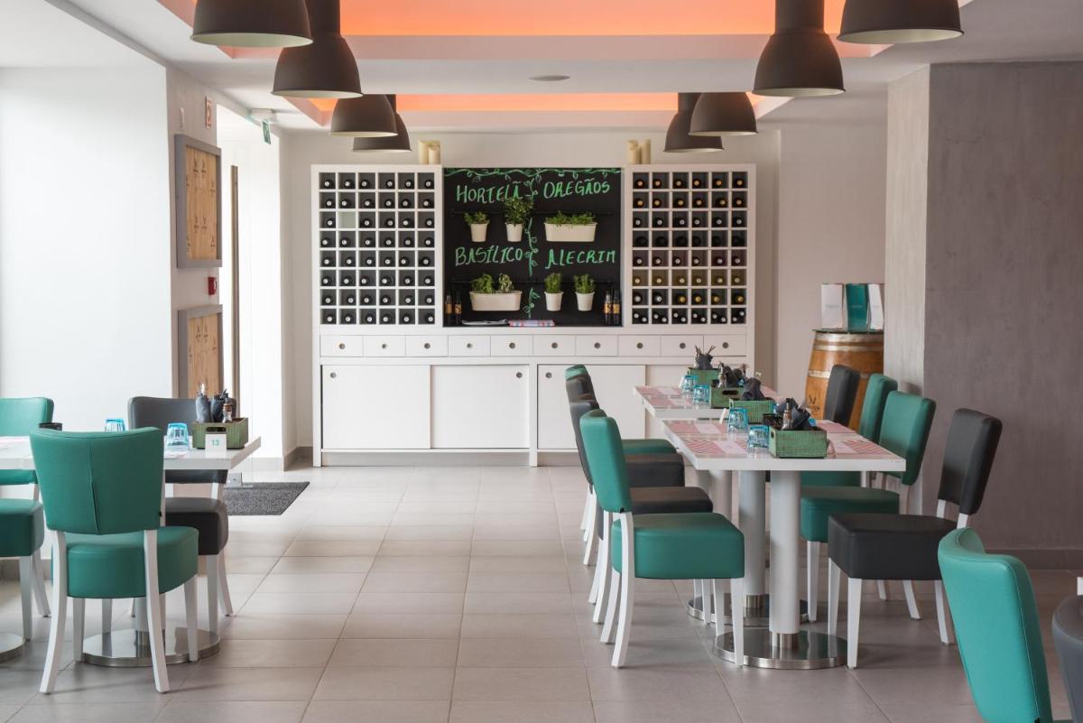 Um restaurante ou outro lugar para comer em Vila Gale Ampalius