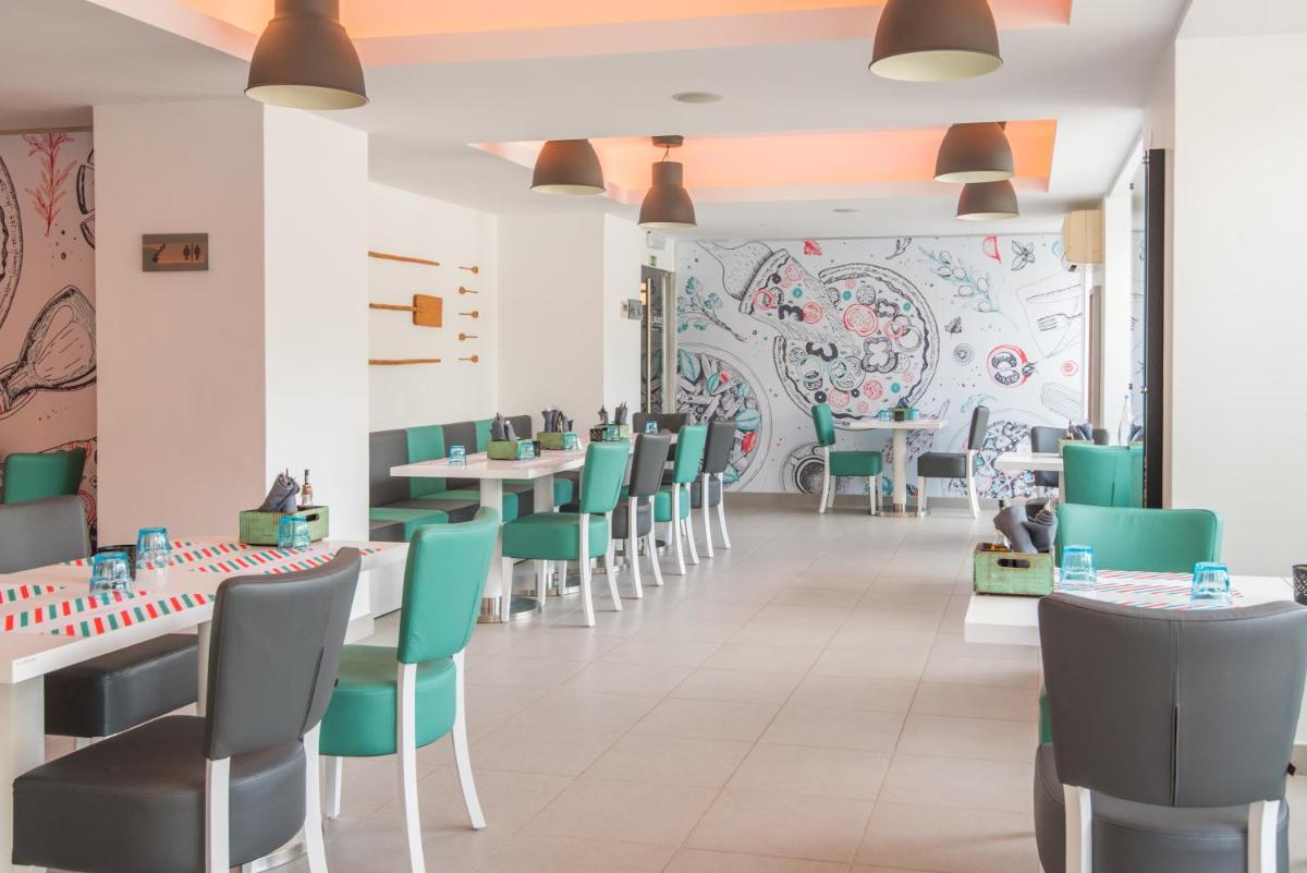 Um restaurante ou outro lugar para comer em Vila Gale Ampalius