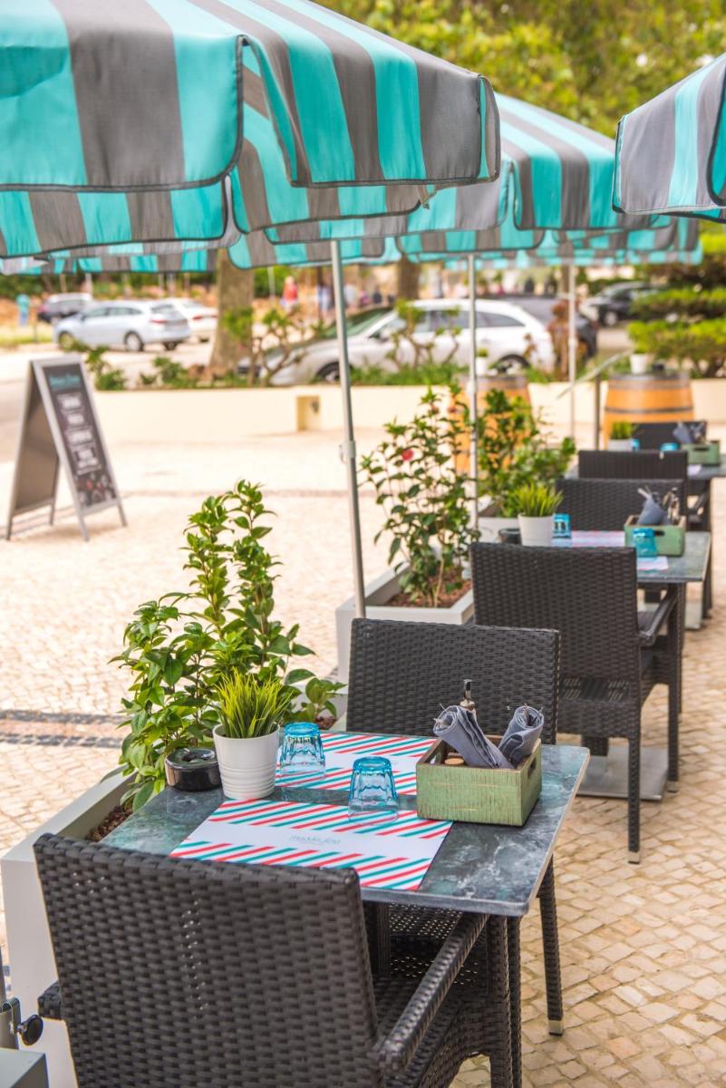 Um restaurante ou outro lugar para comer em Vila Gale Ampalius