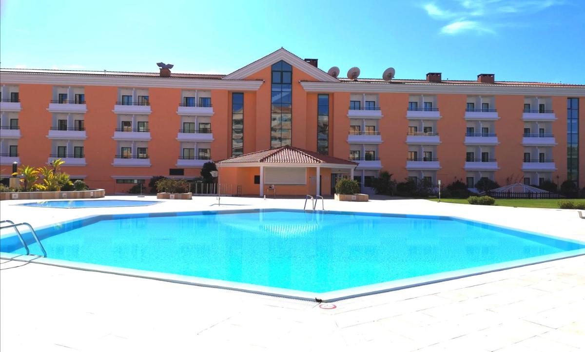 A piscina em ou perto de Riviera Hotel