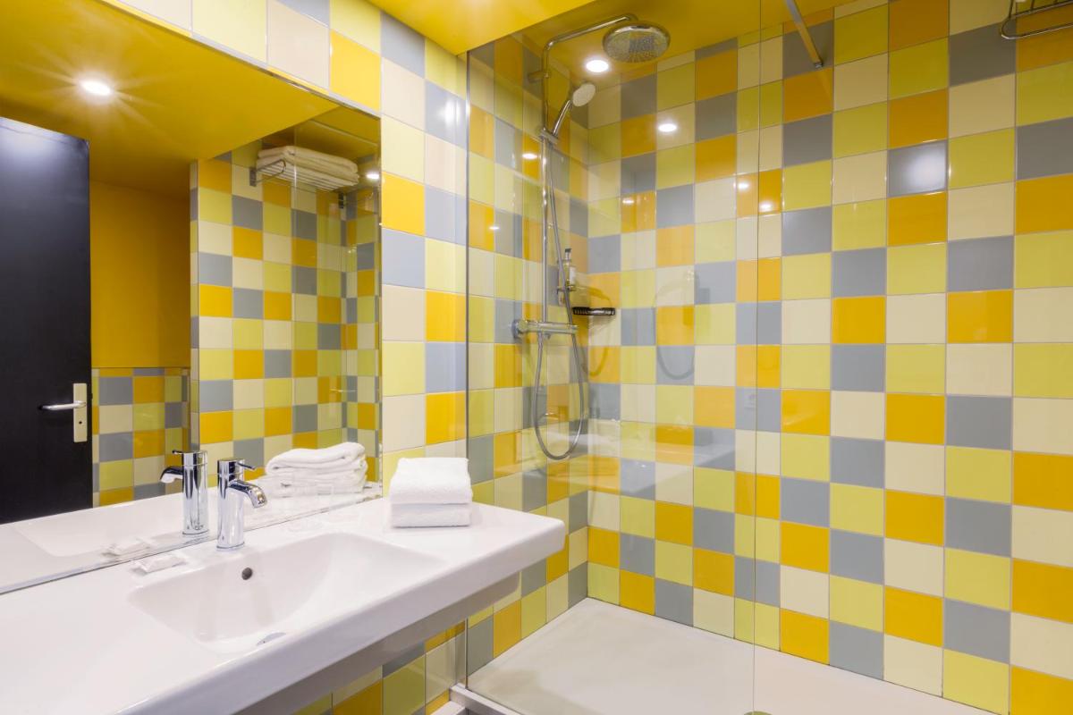 Salle de bains dans l'établissement Best Western Hôtel Grand Parc Marne La Vallée