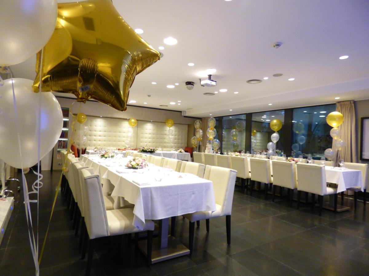 Un comedor con mesas blancas y globos. en Hotel Indigo Barcelona - Plaza Catalunya 4Sup by IHG, en Barcelona 66 fotos más