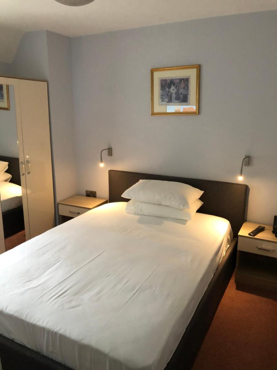 The Town Hotel - Housity