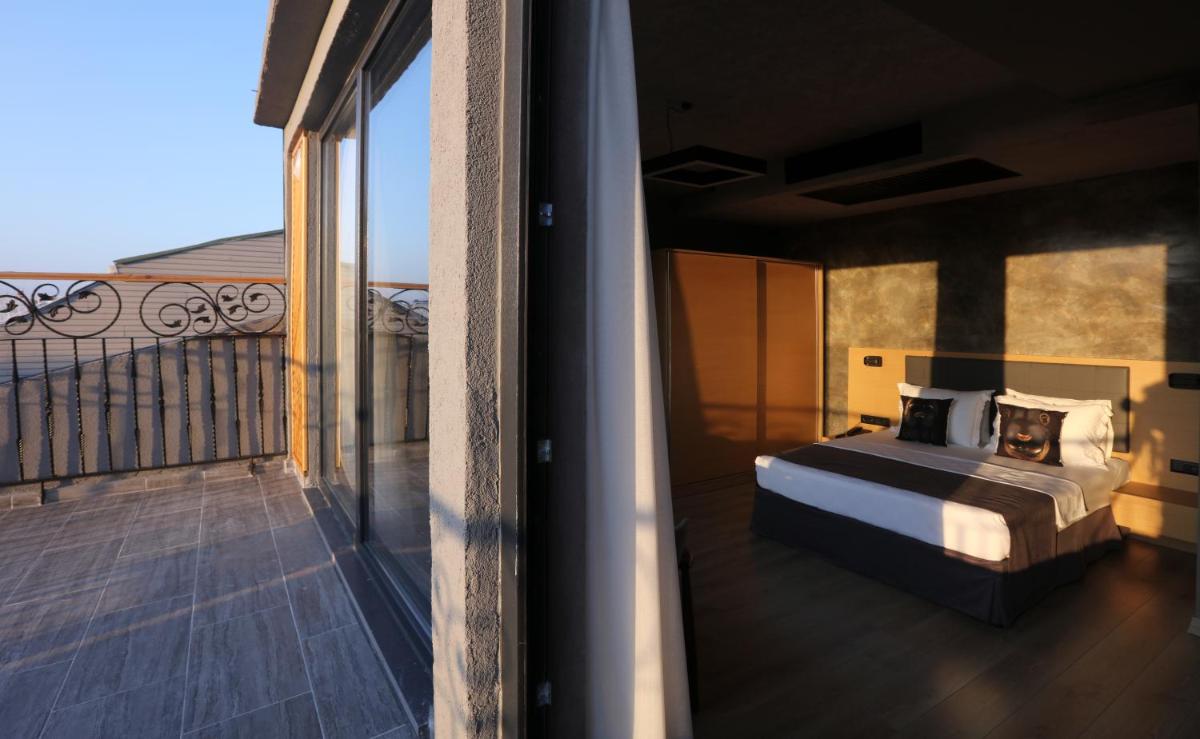Red Stone Hotel - Housity