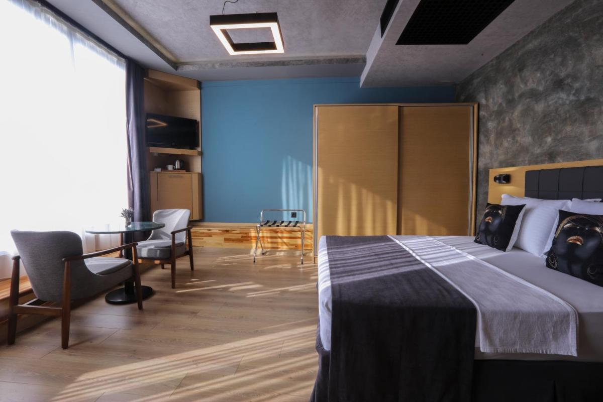 Red Stone Hotel - Housity