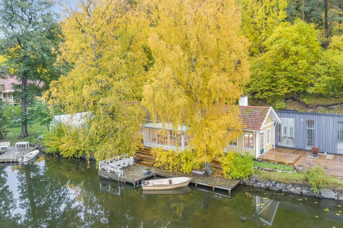 Peaceful, Picturesque Lake & Forest Retreat - Housity
