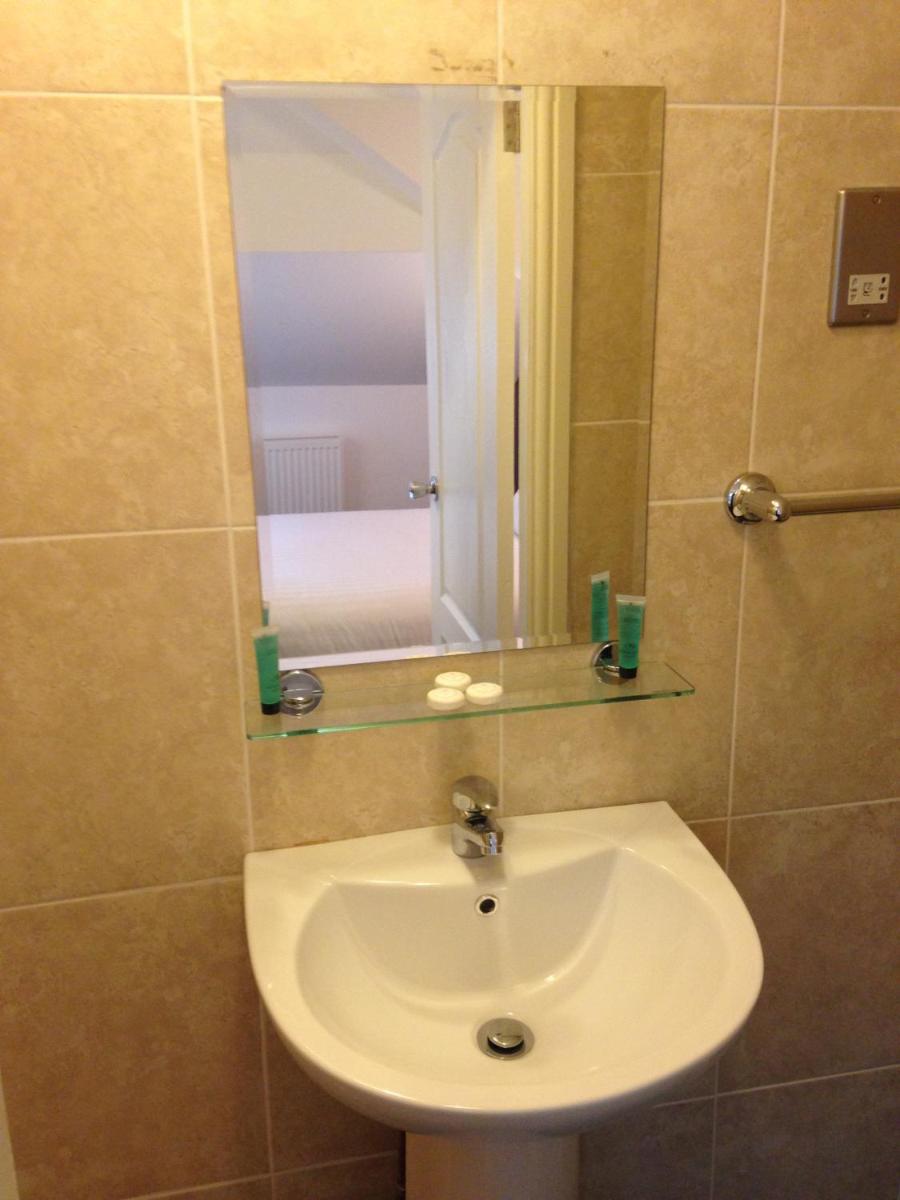 Hill View Hotel - Housity