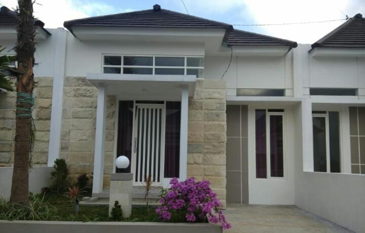 Full House Emerald Villa i6 2 BR Near JTP 3 - Housity