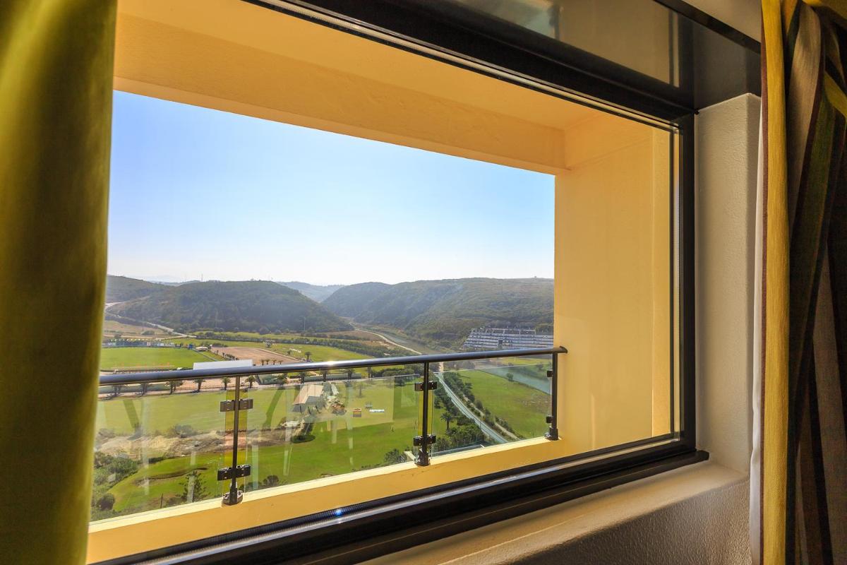 Uma vista geral da montanha ou uma vista da montanha a partir do hotel