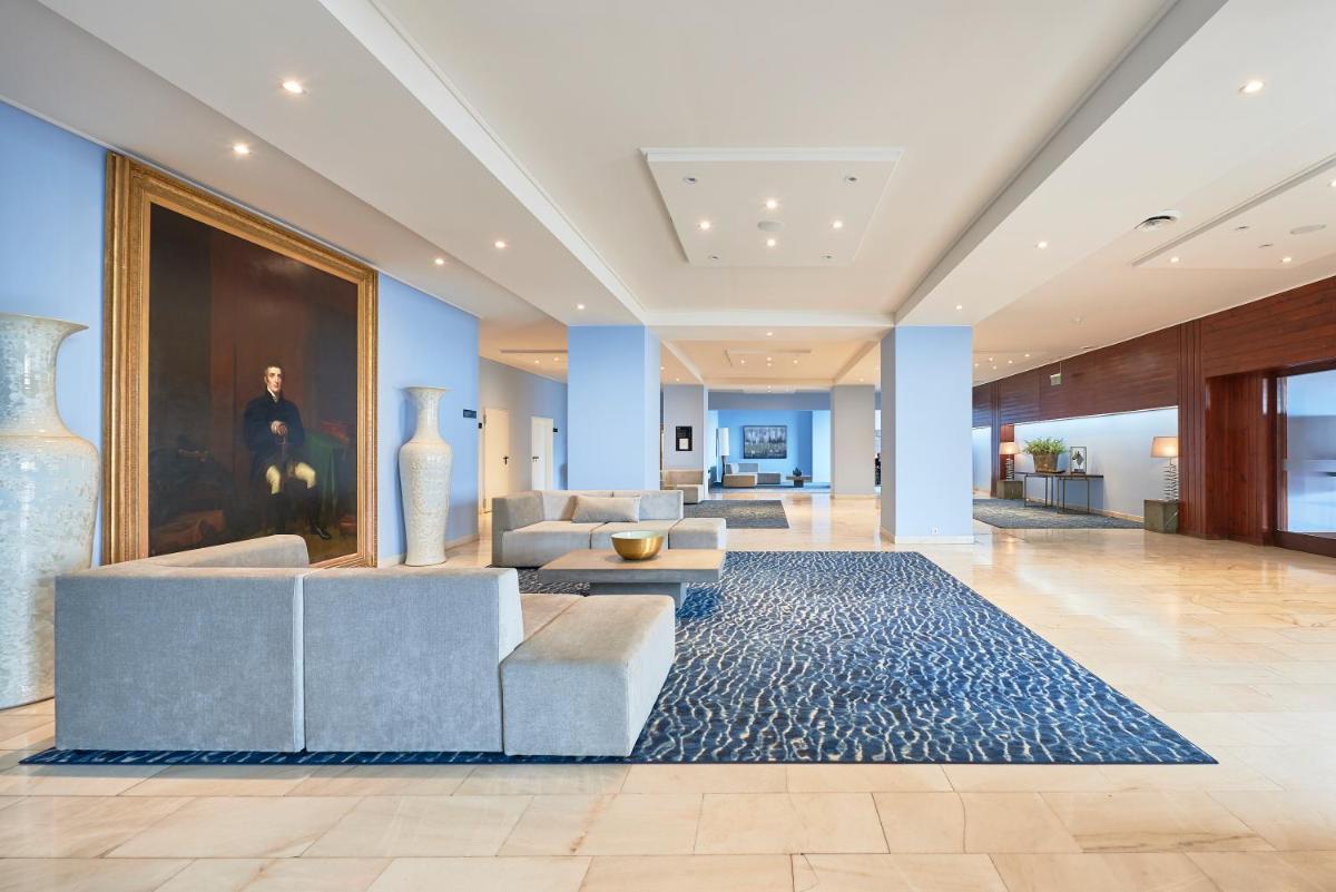 Uma área de estar em Hotel Golf Mar