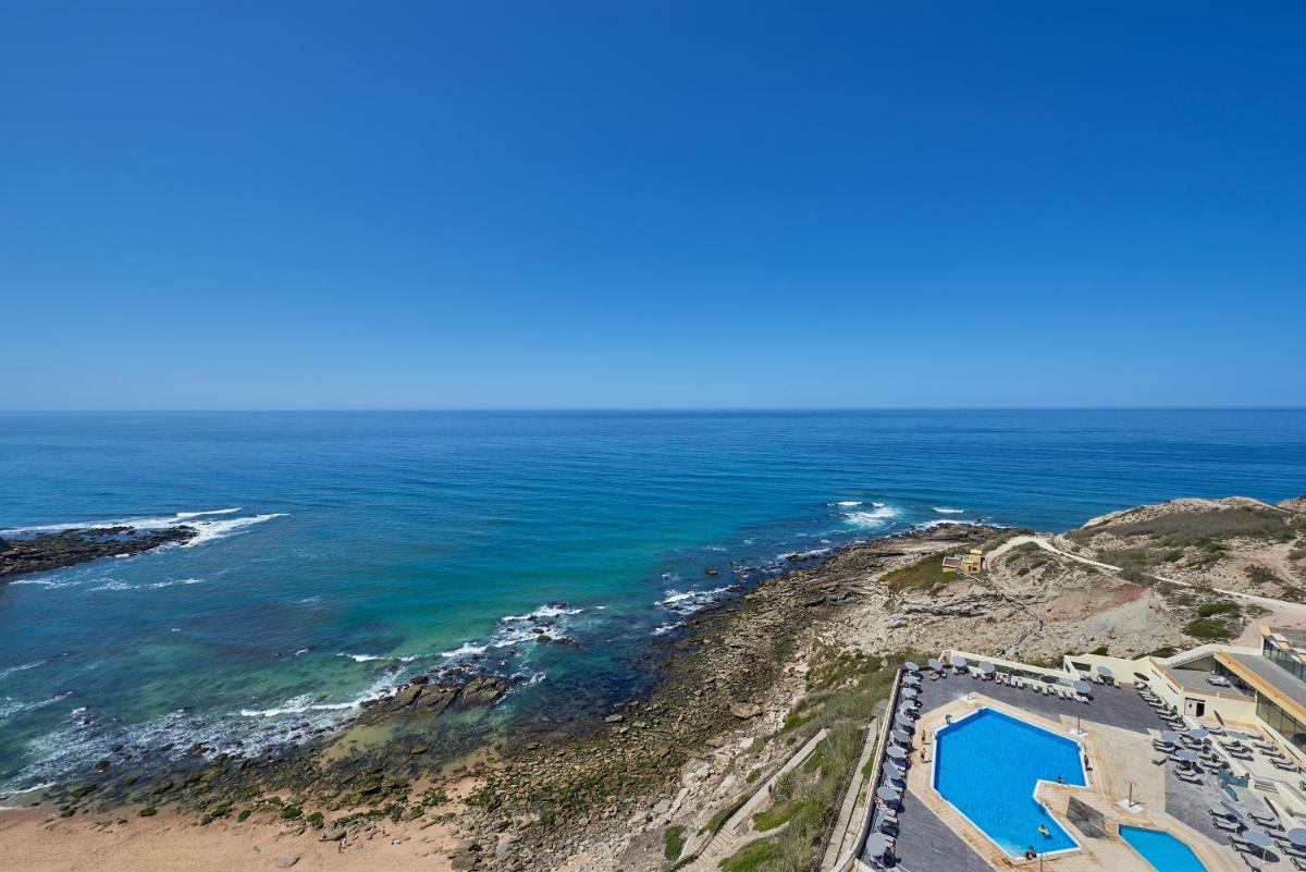 uma vista aérea do oceano e de uma praia em Hotel Golf Mar em Maceira