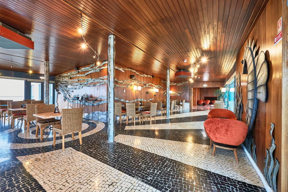 Uma área de estar em Hotel Golf Mar