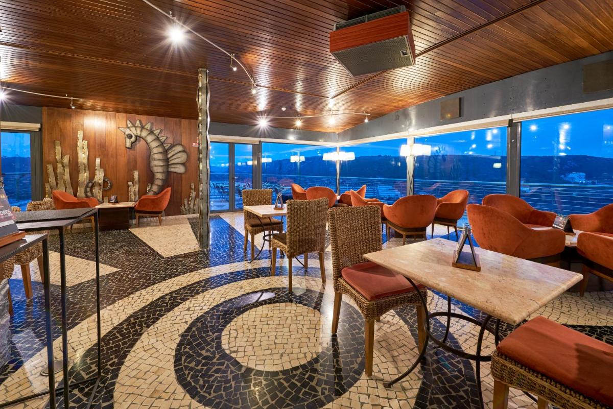 Uma área de estar em Hotel Golf Mar