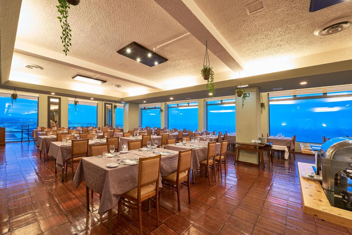 Um restaurante ou outro lugar para comer em Hotel Golf Mar